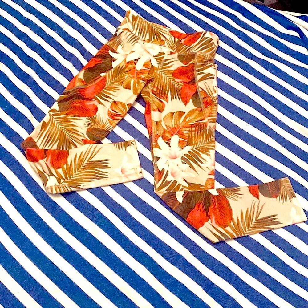 🆕EUC Fresh peach/sage/brown tropical print leggings 🌴🍑🍍